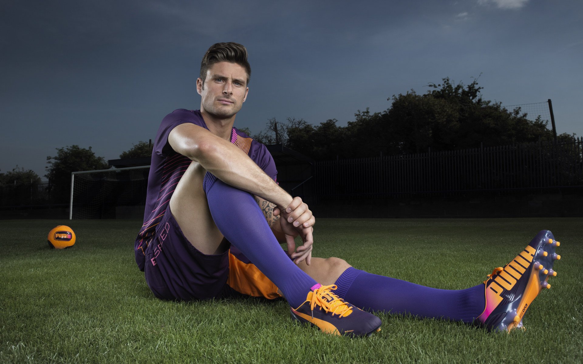 中国足球联赛赛事宣传活动形式多样，足球联赛宣传海报手绘图片